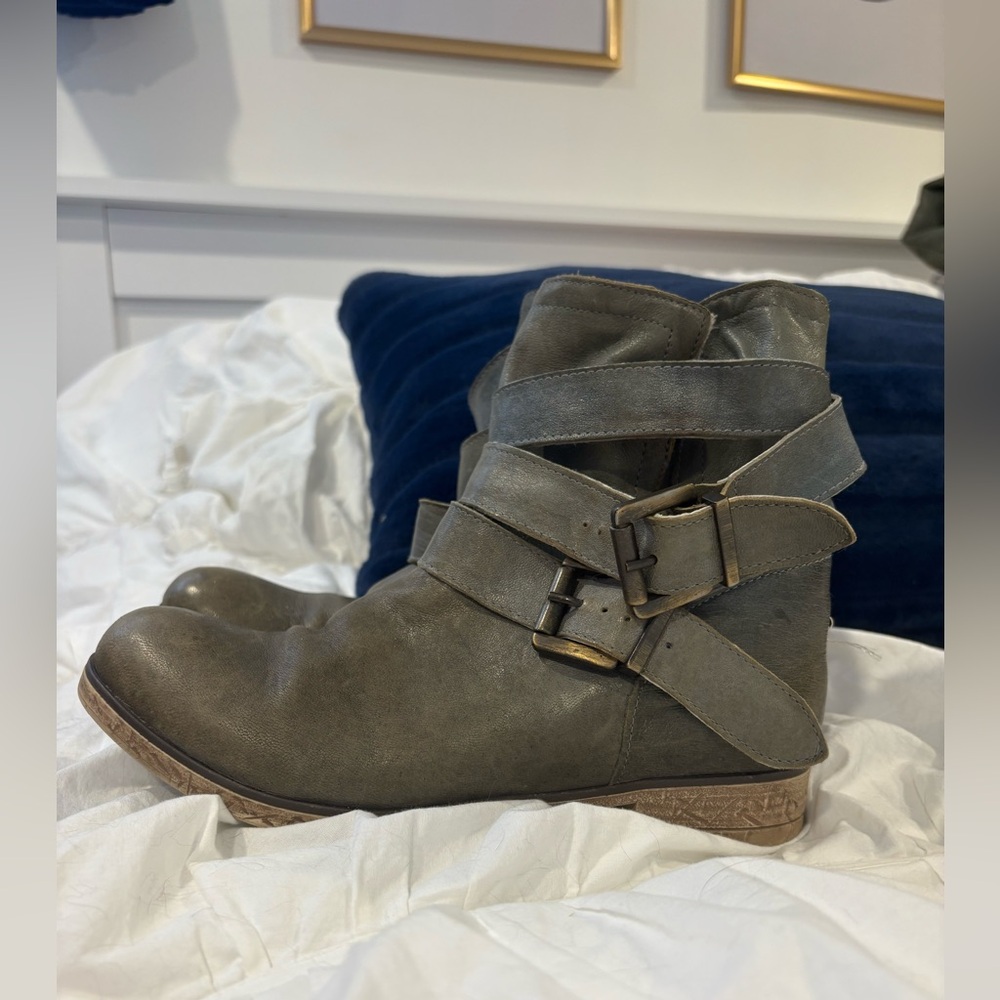 L’Estrosa Italian Leather Olive Moto Ankle Boots EU 37
